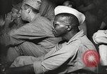 Image le personnel de service américaine regarder des films pendant Seconde Guerre Mondiale théâtre du Pacifique, 1943, de la seconde 20 séquences d'archives historiques vidéo 65675062810