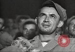 Image le personnel de service américaine regarder des films pendant Seconde Guerre Mondiale théâtre du Pacifique, 1943, de la seconde 21 séquences d'archives historiques vidéo 65675062810