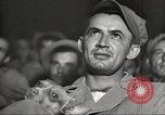 Image le personnel de service américaine regarder des films pendant Seconde Guerre Mondiale théâtre du Pacifique, 1943, de la seconde 22 séquences d'archives historiques vidéo 65675062810