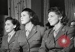 Image le personnel de service américaine regarder des films pendant Seconde Guerre Mondiale théâtre du Pacifique, 1943, de la seconde 28 séquences d'archives historiques vidéo 65675062810