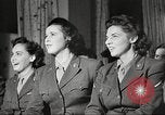 Image le personnel de service américaine regarder des films pendant Seconde Guerre Mondiale théâtre du Pacifique, 1943, de la seconde 29 séquences d'archives historiques vidéo 65675062810