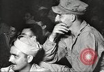 Image le personnel de service américaine regarder des films pendant Seconde Guerre Mondiale théâtre du Pacifique, 1943, de la seconde 30 séquences d'archives historiques vidéo 65675062810