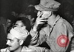 Image le personnel de service américaine regarder des films pendant Seconde Guerre Mondiale théâtre du Pacifique, 1943, de la seconde 31 séquences d'archives historiques vidéo 65675062810