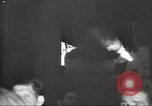 Image le personnel de service américaine regarder des films pendant Seconde Guerre Mondiale théâtre du Pacifique, 1943, de la seconde 34 séquences d'archives historiques vidéo 65675062810