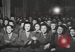 Image le personnel de service américaine regarder des films pendant Seconde Guerre Mondiale théâtre du Pacifique, 1943, de la seconde 38 séquences d'archives historiques vidéo 65675062810