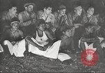 Image le personnel de service américaine regarder des films pendant Seconde Guerre Mondiale théâtre du Pacifique, 1943, de la seconde 51 séquences d'archives historiques vidéo 65675062810