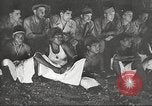 Image le personnel de service américaine regarder des films pendant Seconde Guerre Mondiale théâtre du Pacifique, 1943, de la seconde 52 séquences d'archives historiques vidéo 65675062810
