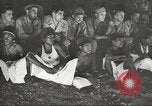 Image le personnel de service américaine regarder des films pendant Seconde Guerre Mondiale théâtre du Pacifique, 1943, de la seconde 53 séquences d'archives historiques vidéo 65675062810