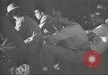 Image le personnel de service américaine regarder des films pendant Seconde Guerre Mondiale théâtre du Pacifique, 1943, de la seconde 54 séquences d'archives historiques vidéo 65675062810
