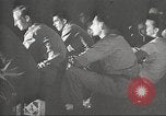 Image le personnel de service américaine regarder des films pendant Seconde Guerre Mondiale théâtre du Pacifique, 1943, de la seconde 55 séquences d'archives historiques vidéo 65675062810