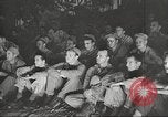 Image le personnel de service américaine regarder des films pendant Seconde Guerre Mondiale théâtre du Pacifique, 1943, de la seconde 61 séquences d'archives historiques vidéo 65675062810