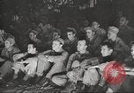 Image le personnel de service américaine regarder des films pendant Seconde Guerre Mondiale théâtre du Pacifique, 1943, de la seconde 62 séquences d'archives historiques vidéo 65675062810