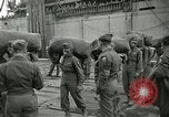 Standbild USA Soldaten Le Havre Frankreich, 1945, aus Sekunde 32 historischem Filmmaterial Videoclip 65675062815