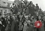Immagine di Xvi Divisione Corazzate accolti da i cittadini della Repubblica ceca Pilsen Cecoslovacchia, 1945, secondo 4 filmato di repertorio 65675062817