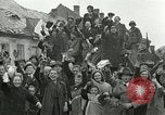 Immagine di Xvi Divisione Corazzate accolti da i cittadini della Repubblica ceca Pilsen Cecoslovacchia, 1945, secondo 5 filmato di repertorio 65675062817