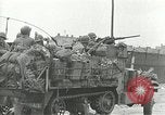 Immagine di Xvi Divisione Corazzate accolti da i cittadini della Repubblica ceca Pilsen Cecoslovacchia, 1945, secondo 48 filmato di repertorio 65675062817