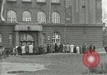 Standbild Tschechische Partisanen guard Gefangenen Pilsen Tschechoslowakei, 1945, aus Sekunde 6 historischem Filmmaterial Videoclip 65675062818
