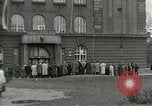 Standbild Tschechische Partisanen guard Gefangenen Pilsen Tschechoslowakei, 1945, aus Sekunde 7 historischem Filmmaterial Videoclip 65675062818