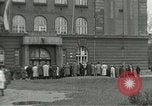 Standbild Tschechische Partisanen guard Gefangenen Pilsen Tschechoslowakei, 1945, aus Sekunde 8 historischem Filmmaterial Videoclip 65675062818