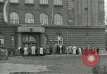 Standbild Tschechische Partisanen guard Gefangenen Pilsen Tschechoslowakei, 1945, aus Sekunde 9 historischem Filmmaterial Videoclip 65675062818