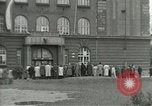 Standbild Tschechische Partisanen guard Gefangenen Pilsen Tschechoslowakei, 1945, aus Sekunde 10 historischem Filmmaterial Videoclip 65675062818