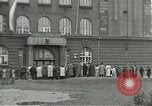 Standbild Tschechische Partisanen guard Gefangenen Pilsen Tschechoslowakei, 1945, aus Sekunde 11 historischem Filmmaterial Videoclip 65675062818