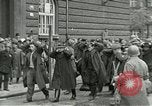 Standbild Tschechische Partisanen guard Gefangenen Pilsen Tschechoslowakei, 1945, aus Sekunde 12 historischem Filmmaterial Videoclip 65675062818