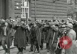 Standbild Tschechische Partisanen guard Gefangenen Pilsen Tschechoslowakei, 1945, aus Sekunde 13 historischem Filmmaterial Videoclip 65675062818