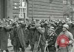 Standbild Tschechische Partisanen guard Gefangenen Pilsen Tschechoslowakei, 1945, aus Sekunde 14 historischem Filmmaterial Videoclip 65675062818