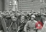 Standbild Tschechische Partisanen guard Gefangenen Pilsen Tschechoslowakei, 1945, aus Sekunde 15 historischem Filmmaterial Videoclip 65675062818