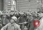Standbild Tschechische Partisanen guard Gefangenen Pilsen Tschechoslowakei, 1945, aus Sekunde 16 historischem Filmmaterial Videoclip 65675062818