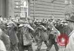 Standbild Tschechische Partisanen guard Gefangenen Pilsen Tschechoslowakei, 1945, aus Sekunde 17 historischem Filmmaterial Videoclip 65675062818