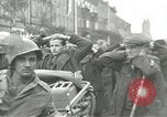 Standbild Tschechische Partisanen guard Gefangenen Pilsen Tschechoslowakei, 1945, aus Sekunde 18 historischem Filmmaterial Videoclip 65675062818