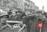 Standbild Tschechische Partisanen guard Gefangenen Pilsen Tschechoslowakei, 1945, aus Sekunde 19 historischem Filmmaterial Videoclip 65675062818