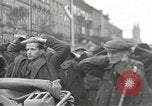 Standbild Tschechische Partisanen guard Gefangenen Pilsen Tschechoslowakei, 1945, aus Sekunde 20 historischem Filmmaterial Videoclip 65675062818