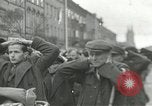 Standbild Tschechische Partisanen guard Gefangenen Pilsen Tschechoslowakei, 1945, aus Sekunde 21 historischem Filmmaterial Videoclip 65675062818
