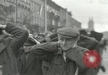 Standbild Tschechische Partisanen guard Gefangenen Pilsen Tschechoslowakei, 1945, aus Sekunde 22 historischem Filmmaterial Videoclip 65675062818
