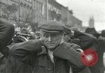 Standbild Tschechische Partisanen guard Gefangenen Pilsen Tschechoslowakei, 1945, aus Sekunde 23 historischem Filmmaterial Videoclip 65675062818