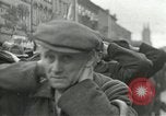 Standbild Tschechische Partisanen guard Gefangenen Pilsen Tschechoslowakei, 1945, aus Sekunde 24 historischem Filmmaterial Videoclip 65675062818