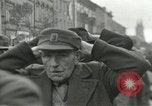 Standbild Tschechische Partisanen guard Gefangenen Pilsen Tschechoslowakei, 1945, aus Sekunde 25 historischem Filmmaterial Videoclip 65675062818