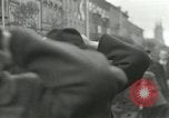 Standbild Tschechische Partisanen guard Gefangenen Pilsen Tschechoslowakei, 1945, aus Sekunde 26 historischem Filmmaterial Videoclip 65675062818