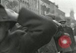 Standbild Tschechische Partisanen guard Gefangenen Pilsen Tschechoslowakei, 1945, aus Sekunde 27 historischem Filmmaterial Videoclip 65675062818