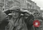Standbild Tschechische Partisanen guard Gefangenen Pilsen Tschechoslowakei, 1945, aus Sekunde 28 historischem Filmmaterial Videoclip 65675062818