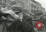 Standbild Tschechische Partisanen guard Gefangenen Pilsen Tschechoslowakei, 1945, aus Sekunde 29 historischem Filmmaterial Videoclip 65675062818