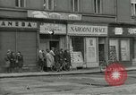 Standbild Tschechische Partisanen guard Gefangenen Pilsen Tschechoslowakei, 1945, aus Sekunde 30 historischem Filmmaterial Videoclip 65675062818