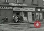 Standbild Tschechische Partisanen guard Gefangenen Pilsen Tschechoslowakei, 1945, aus Sekunde 31 historischem Filmmaterial Videoclip 65675062818