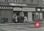 Standbild Tschechische Partisanen guard Gefangenen Pilsen Tschechoslowakei, 1945, aus Sekunde 32 historischem Filmmaterial Videoclip 65675062818