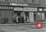 Standbild Tschechische Partisanen guard Gefangenen Pilsen Tschechoslowakei, 1945, aus Sekunde 33 historischem Filmmaterial Videoclip 65675062818