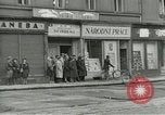 Standbild Tschechische Partisanen guard Gefangenen Pilsen Tschechoslowakei, 1945, aus Sekunde 35 historischem Filmmaterial Videoclip 65675062818