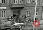 Standbild Tschechische Partisanen guard Gefangenen Pilsen Tschechoslowakei, 1945, aus Sekunde 36 historischem Filmmaterial Videoclip 65675062818